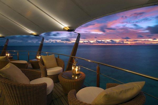 THE LIGHTHOUSE LOUNGE